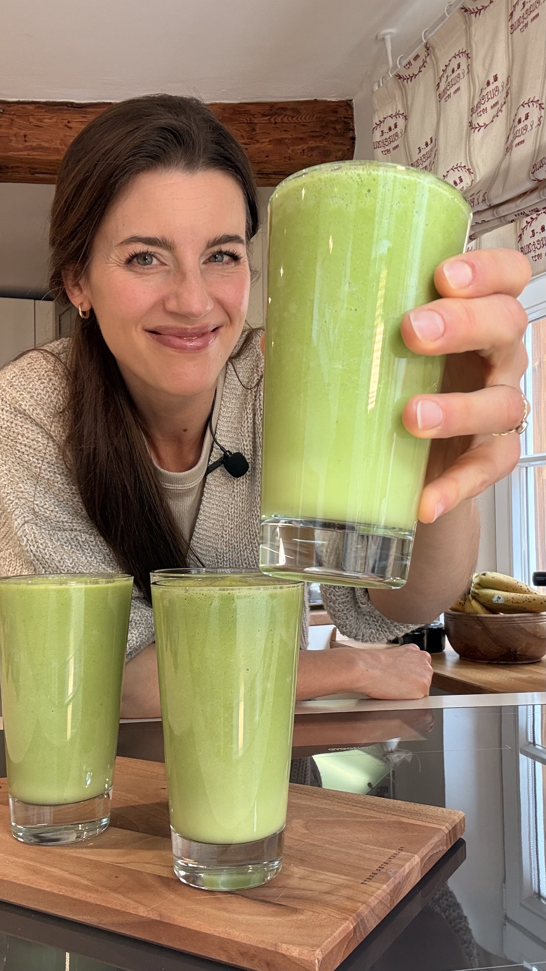 Joana mit grünem Smoothie